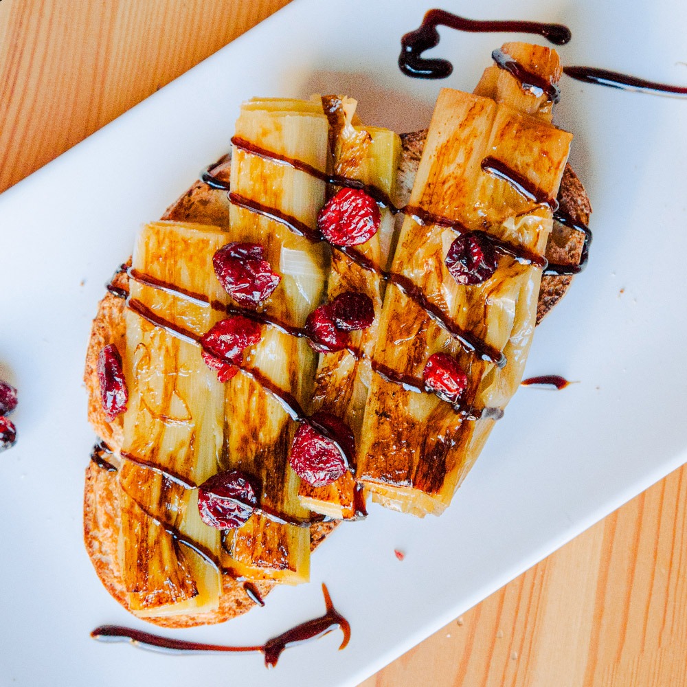 Puerros braseados con vinagreta de wasabi - Colibrin Bar