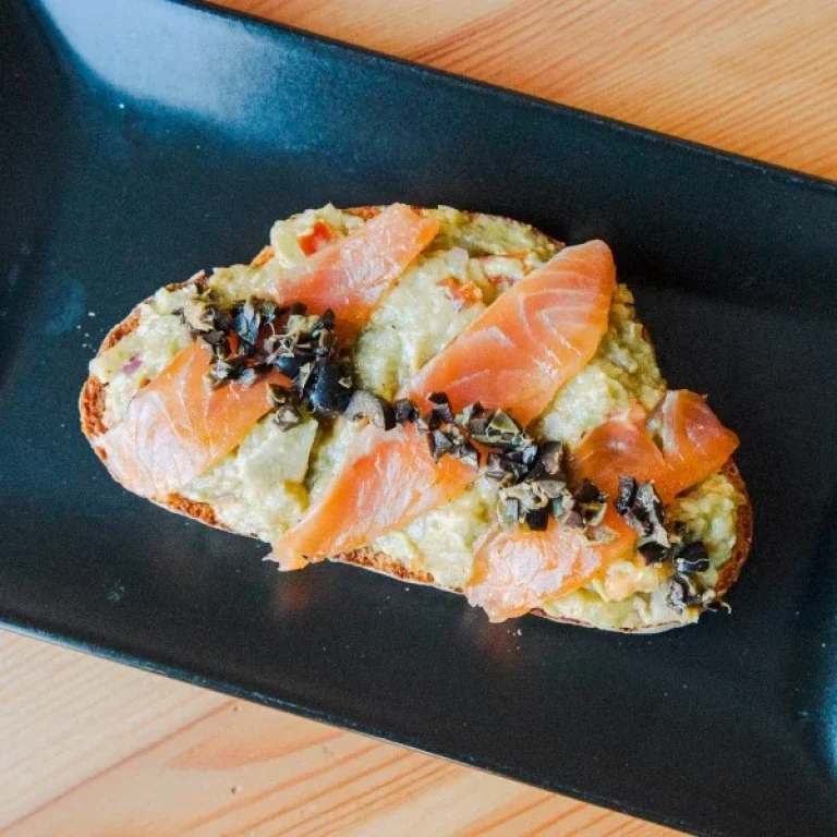 Tapa de salmón con ensaladilla - Colibrin Bar