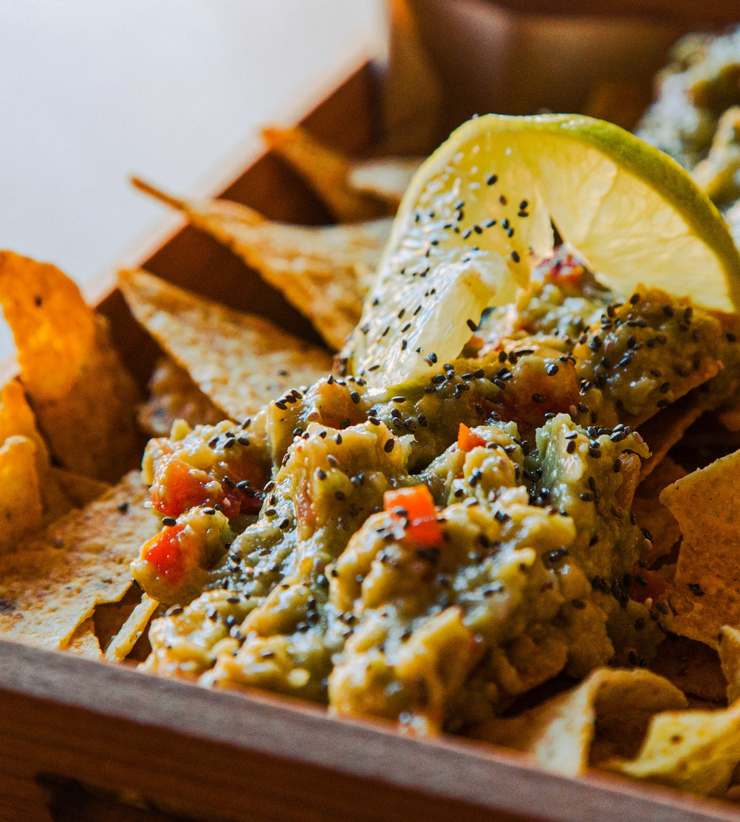 tapa de nachos con guacamole - Colibrin Bar